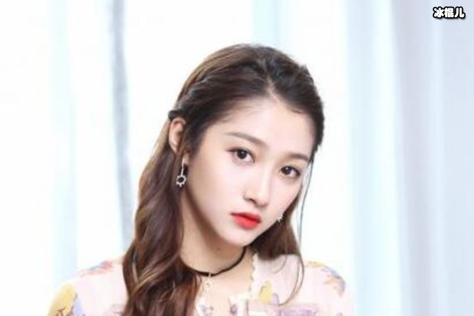 “国民闺女”生日聚会穿着性感，这一行为令人咋舌！
