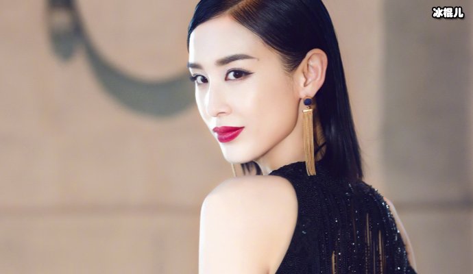 37岁黄圣依化茧成蝶，穿洁白纱裙露美背宛如仙女