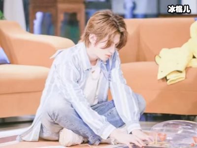 《奔跑吧》嘉宾黄明昊，蔡指导出席活动这一举动很绅士！