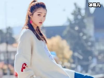 “国民闺女”关晓彤，一双又细又白的长腿吸精十足！