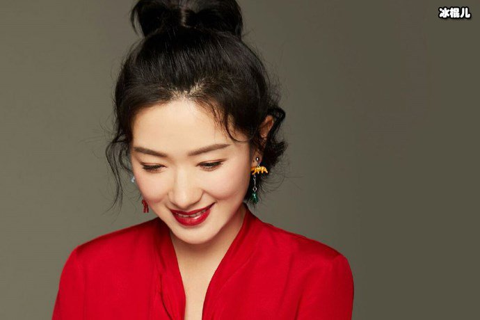 “话题女王”十几年前照片流出，活泼灵动让人心生羡慕！