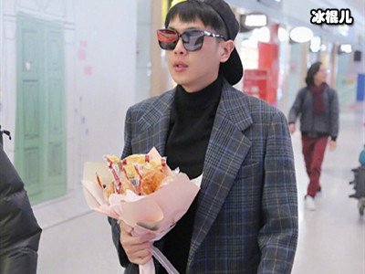 《庆余年》张若昀在机场被送鸡腿，但看清楚后不笑不行啊