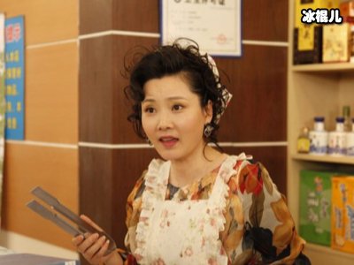 52岁翁虹憔悴，疫情离家三个月全副武装返回香港！