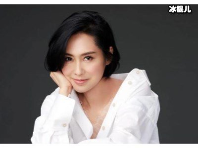 44岁女星与60岁公公手拉手，26岁老公只能靠边站！
