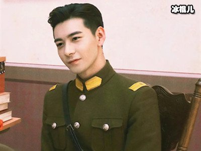 《一见倾心》剧照曝光，网友热议男三红色军装太出戏了