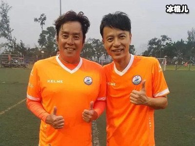 52岁李克勤晒聚会合影，状态太差引热议，网友：你们都老了
