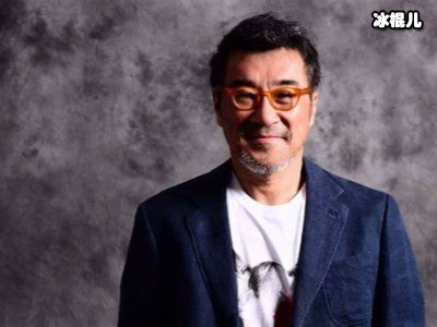 61岁李宗盛携小娇妻露面，两人牵手逛街镜头下甜蜜无比!