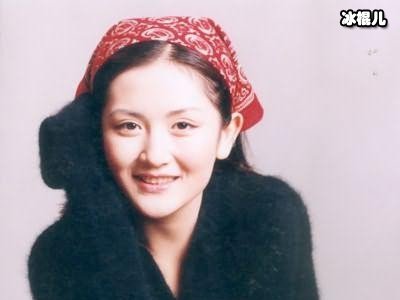 谢娜的旧照曝光，其颜值不输现在，气质端庄秀气
