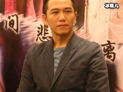 男星深夜饭局尽兴，礼貌恭送美女上车转角却抽烟！