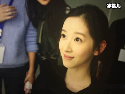27岁章泽天晒近照，纤纤玉手布满划痕指关节通红让人心疼！