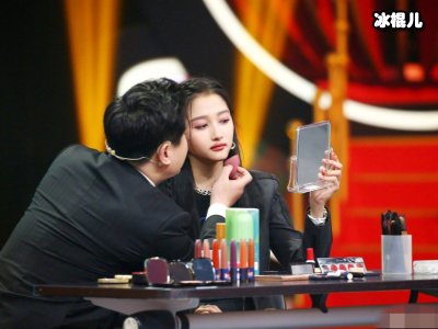 《王牌对王牌》关晓彤反手画口红赢得比赛，事后沈腾发文挑战！