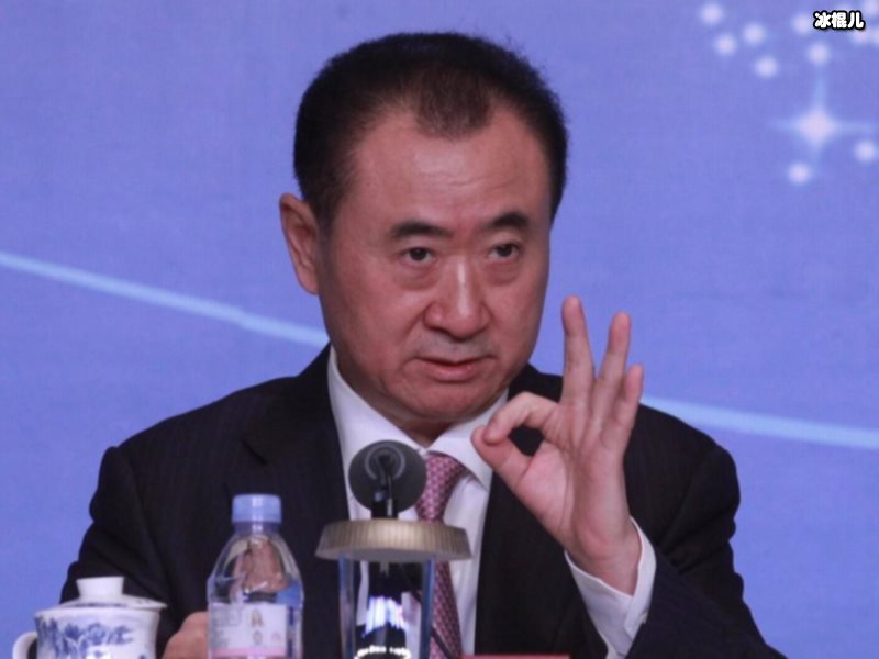 66岁王健林现身健身房秀肌肉，没想到却被8个保镖抢了风头！