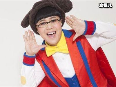 53岁金龟子宅家素颜出镜晒厨艺，不在意眼袋松弛皱纹明显！