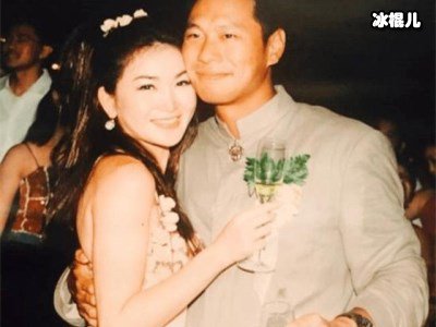 54岁仍如花似玉，温碧霞一家三口同框！