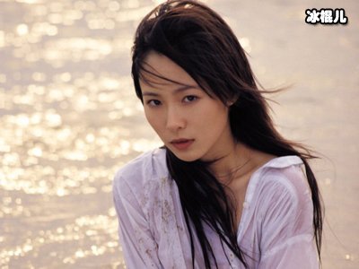 “泪痣美人”颜值从未变，认真对待拍戏气质依然优雅！