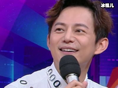 《快乐大本营》何炅边做蛋糕边录节目，原来他的生活过的很充实！