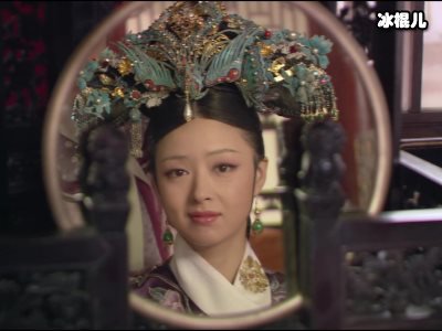 “华妃娘娘”又发福，与助理同行如同姐妹！