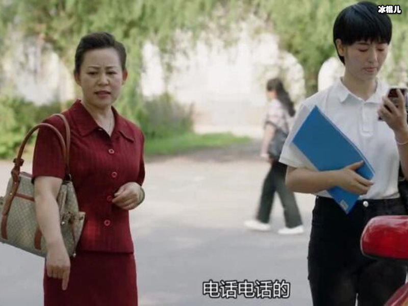 《乡村爱情》谢小梅晒女儿照片，母女一摸一样商场里跳舞引热议！