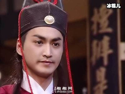 “展昭”扮演者如今吃路边摊，身家过亿仍生活简朴！