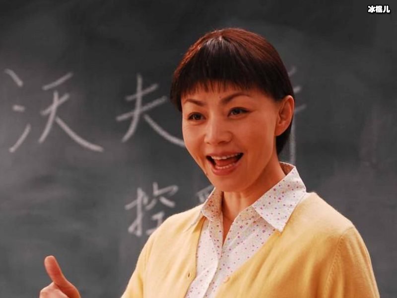 “国民妈妈”宋丹丹带孙出行，一路有说有笑气氛十分融洽！