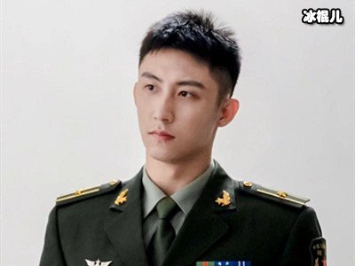 《爱上特种兵》黄景瑜军装剧照，穿军装的他man炸了
