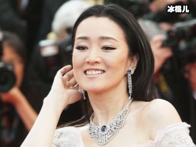 54岁巩俐素颜照曝光，与72岁老公逛街尽显老态！