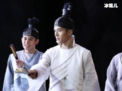 《新桃花扇》剧照来袭，刘昊然易烊千玺同框饰演翩翩公子！