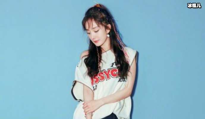 33岁杨幂站27岁热巴身边，热巴反应太明显！