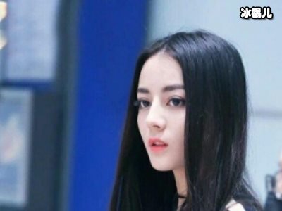 迪丽热巴白色婚纱裙像公主一般，气势足能够驾驭各种风格！