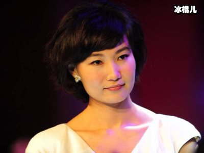 百位主持齐聚合唱《难忘今宵》，李梓萌犹如女王！