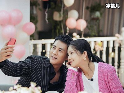 杜淳向王灿浪漫求婚，婚戒藏在玫瑰花中，两人甜蜜拥吻