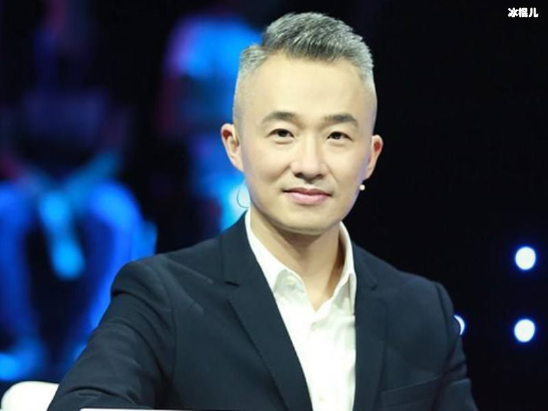 “山支大哥”私服穿搭超级帅气，网友：十足的酷女孩！