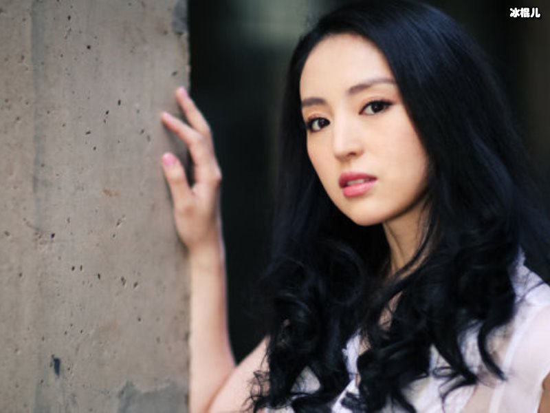 董璇的女儿多种语言赞美食，模样呆萌又可爱
