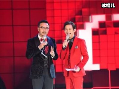 他曾是央视首席主持凭借《同一首歌》成名，如今成最帅气总裁！