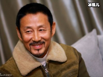 陈道明蹲下和年轻演员合照，崇高艺德受人尊敬！