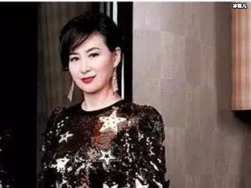 赌王子女当中唯一一个不争不抢的人，身价百亿却一直未婚！