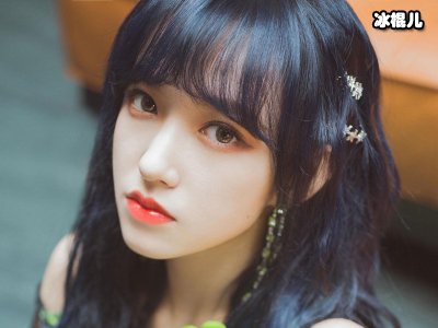 程潇一套粉色甜美套装穿搭十分甜美，简直少女感十足！