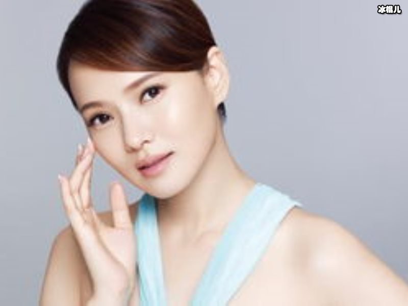 《超人》妈妈伊能静陪女儿堆雪人，3岁的米粒好开心！