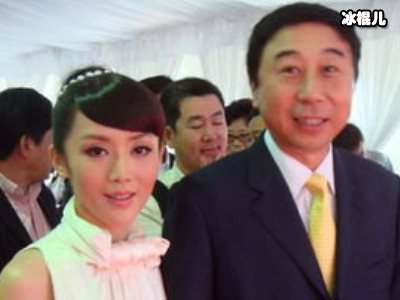 冯巩给大家解释黄瓜新用途，厨房面积很大堪比饭店后厨！