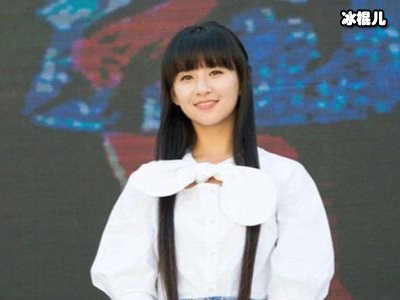 从“八音盒小天使”变成“夜店常客”，小彩旗经历了什么？
