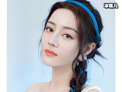 迪丽热巴和外国人合照无美颜滤镜，网友：真的太美了