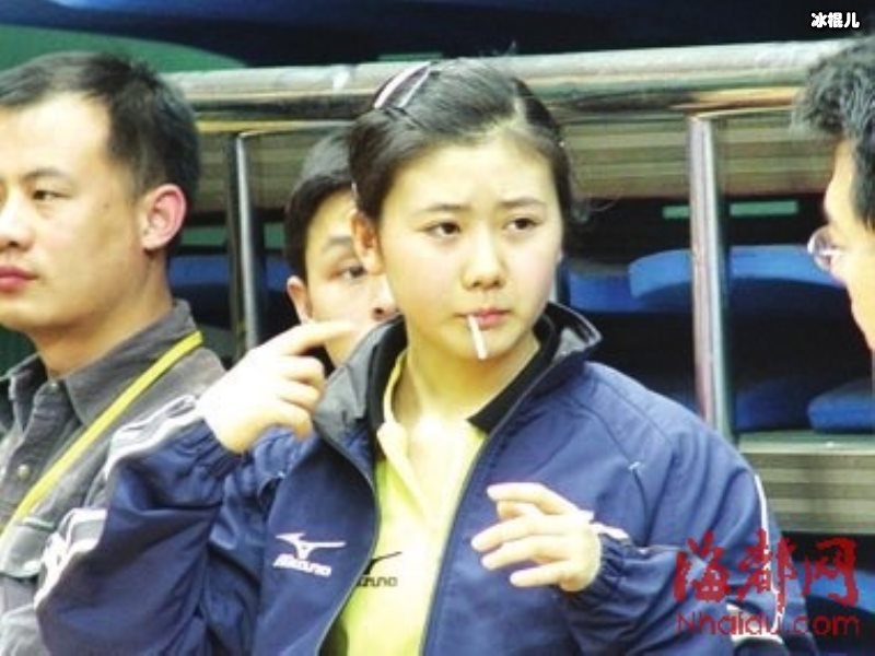 福原爱女儿衣服百元以内，吃雪糕穿公主裙儿子在角落扣鞋！
