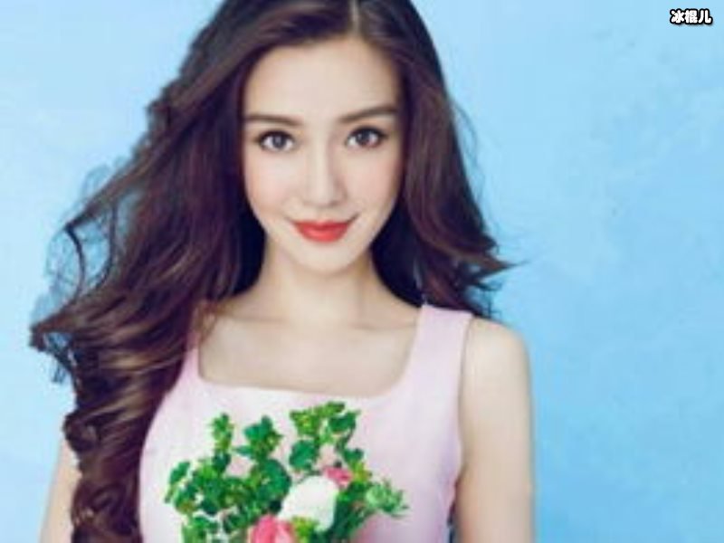 Angelababy下飞机就去撸串儿，努力工作太辛苦要适当犒劳犒劳自己！