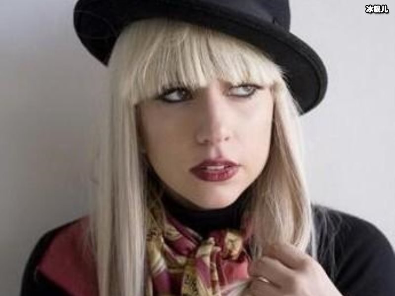 LadyGaga和男友甜蜜逛超市，穿拖地长裙男友一路帮扶！