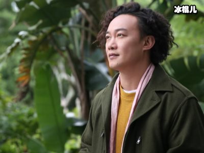 陈奕迅年近50岁搞怪自拍，祝所有爸爸“皮光柔滑”!