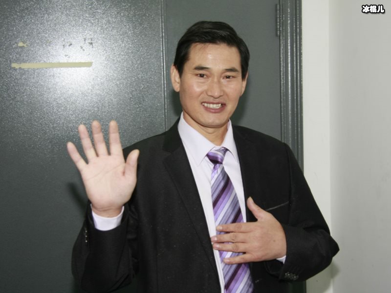大衣哥朱之文沦落到被人唾骂，和很多人反目成仇难道他真错了吗？