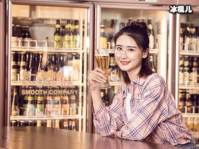 45岁与3美女酒吧搞妩媚，隐婚多年被发现儿女成双！