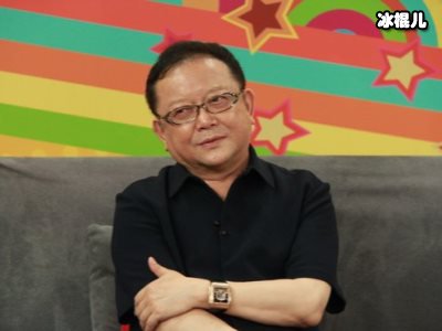 71岁高龄的“和坤”王刚惊现巨大啤酒肚，骑共享单车却被网友指责！