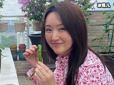 甜歌天后杨钰莹晒美照，结果这条裙子让她“翻车”了