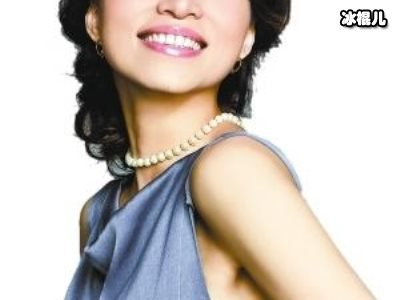 董卿谣言后首现身，裸妆低调随和路遇孩子互动超暖心！